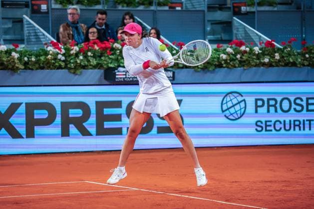 April 27, 2024, Usera, Madrid, Spain: Iga Swiatek of Poland plays against Sorana Cirstea of Romania on Day Six of the Mutua Madrid Open 2024 tournament at La Caja Magica. Final score; Iga Swiatek 2:0 Sorana Cirstea. Usera Spain - ZUMAs197 20240427_aaa_s197_070 Copyright: xMiguelxReisx