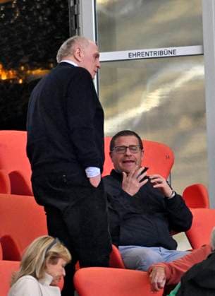 27.04.2024, Fussball 1. Bundesliga 2023 2024, 31.Spieltag, FC Bayern München - Eintracht Frankfurt, in der Allianz-Arena München. Ehren-Präsident und Aufsichtsratsmitglied Uli Hoeneß (FC Bayern, Hoeness) Max Eberl (Bayern München) ***DFL and DFB regulations prohibit any use of photographs as image sequences and or quasi-video.*** *** 27 04 2024, Soccer 1 Bundesliga 2023 2024, 31 Matchday, FC Bayern Munich Eintracht Frankfurt, in the Allianz Arena Munich Honorary President and Supervisory Board Member Uli Hoeneß FC Bayern, Hoeness Max Eberl Bayern Munich DFL and DFB regulations prohibit any use of photographs as image sequences and or quasi video