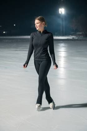 Beautiful young woman ice skating and performing short program Beautiful young woman ice skating and performing she program over city outdoor ice arena. Winter activities concept (License=RF) 21459502 ,model released, Symbolfoto Copyright: xZoonar.com RuslanxOlinchukx 21459502 ,model released, Symbolfoto ,property released