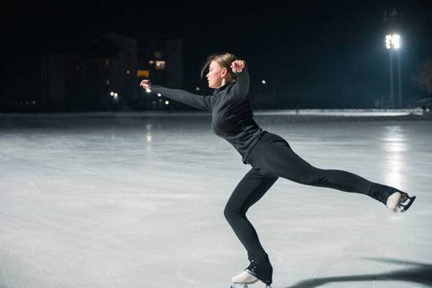 Beautiful young woman ice skating and performing short program Beautiful young woman ice skating and performing she program over city outdoor ice arena. Winter activities concept (License=RF) 21459503 ,model released, Symbolfoto Copyright: xZoonar.com RuslanxOlinchukx 21459503 ,model released, Symbolfoto ,property released