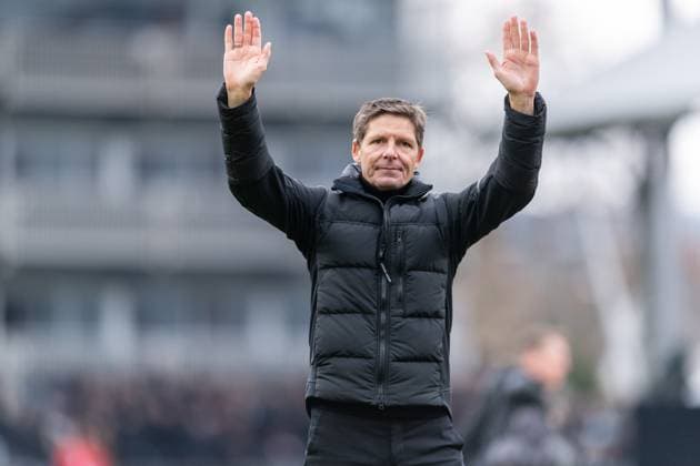 Oliver Glasner, manager of Crystal Palace acknowledges the fans after the 1-1 draw the Premier League match between Fulham and Crystal Palace at Craven Cottage, London, England on 27 April 2024. Copyright: xGrantxWinterx 40710086