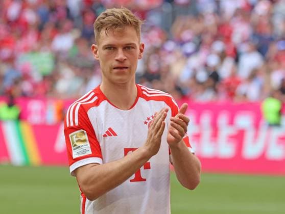 6 Joshua Kimmich (FCB) Jubel, jubeln am Schluss, Schlussjubel, Mannschaftsjubel, Fussball 1. BL FC Bayern Muenchen - Eintracht Frankfurt 27.04.2024 Allianz Arena FOTO: Mladen Lackovic LakoPress