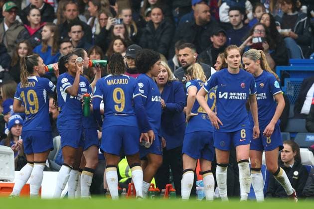 Chelsea v Barcelona Women 27 April 2024, London- UEFA Women™s Champions League, Semi-Final, Second Leg - Chelsea v Barcelona Women - Chelsea manager Emma Hayes talks to her team - Photo: Charlotte Wilson Offside. London UK Copyright: xCharlottexWilsonx xOffsidexOffside