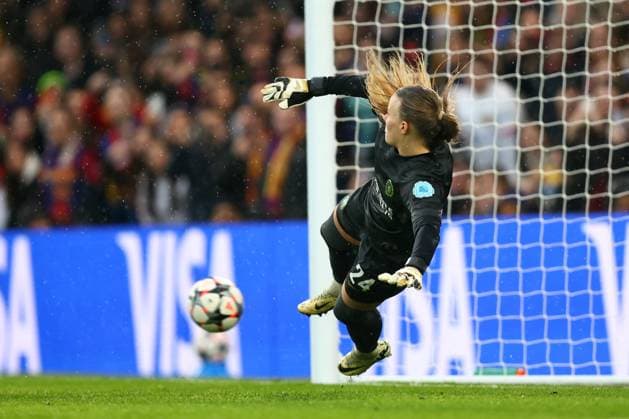 Chelsea v Barcelona Women 27 April 2024, London- UEFA Women™s Champions League, Semi-Final, Second Leg - Chelsea v Barcelona Women - Chelsea goalkeeper Hannah Hampton is beaten by a penalty kick (0-2) - Photo: Charlotte Wilson Offside. London UK Copyright: xCharlottexWilsonx xOffsidexOffside