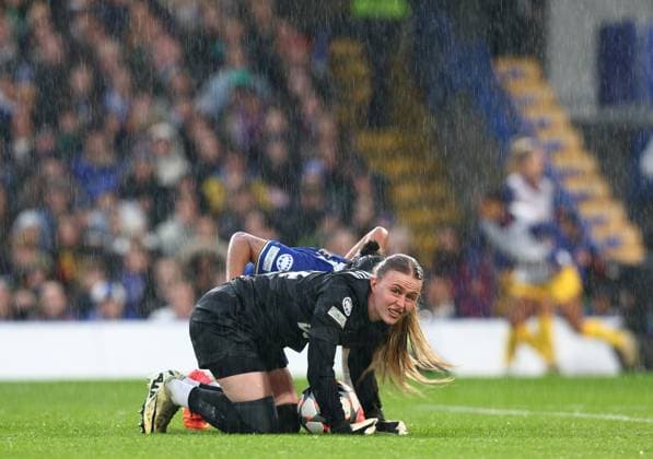 Chelsea v Barcelona Women 27 April 2024, London- UEFA Women™s Champions League, Semi-Final, Second Leg - Chelsea v Barcelona Women - Chelsea goalkeeper Hannah Hampton is injured - Photo: Charlotte Wilson Offside. London UK Copyright: xCharlottexWilsonx xOffsidexOffside