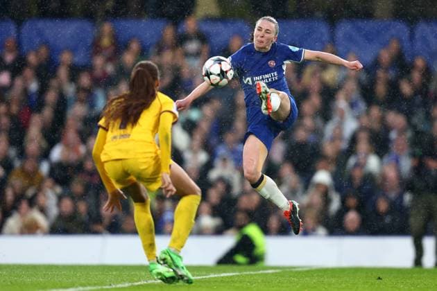 Chelsea v Barcelona Women 27 April 2024, London- UEFA Women™s Champions League, Semi-Final, Second Leg - Chelsea v Barcelona Women - Niamh Charles of Chelsea stretches for the ball - Photo: Charlotte Wilson Offside. London UK Copyright: xCharlottexWilsonx xOffsidexOffside