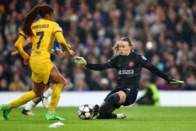Chelsea v Barcelona Women 27 April 2024, London- UEFA Women™s Champions League, Semi-Final, Second Leg - Chelsea v Barcelona Women - Chelsea goalkeeper Hannah Hampton slides to kick the ball clear from Salma Paralluelo of Barcelona - Photo: Charlotte Wilson Offside. London UK Copyright: xCharlottexWilsonx xOffsidexOffside