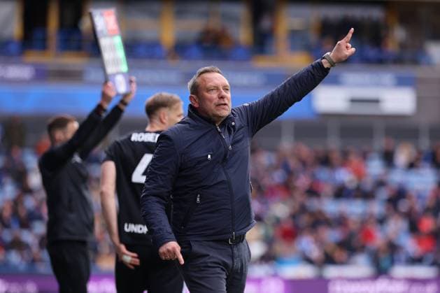 Huddersfield Town v Birmingham City - Sky Bet Championship Andre Breitenreiter is giving instructions during the Sky Bet Championship match between Huddersfield Town and Birmingham City at the John Smith s Stadium in Huddersfield, on April 27, 2024. Huddersfield West Yorkshire United Kingdom  Copyright: xMIxNewsx originalFilename:fletcher-huddersf240427_npzmz.jpg