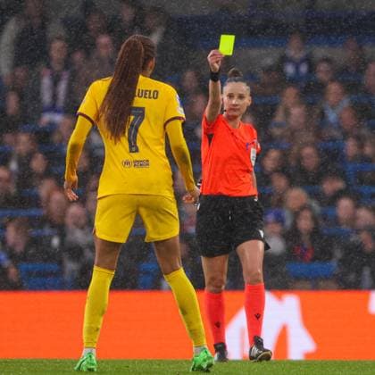 Chelsea Women v FC Barcelona, Barca Women UEFA Womens Champions League Salma Paralluelo of FC Barcelona Women is shown a yellow card during the UEFA Womens Champions League Semi-final Second Leg match at Stamford Bridge, London Copyright: xChrisxMyattx FIL-20094-0074 UK Newspapers OUT