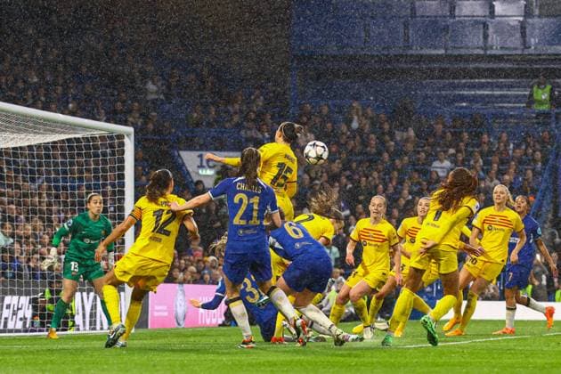 Chelsea Women v FC Barcelona, Barca Women UEFA Womens Champions League Lucy Bronze of FC Barcelona Women clears the ball after a corner during the UEFA Womens Champions League Semi-final Second Leg match at Stamford Bridge, London Copyright: xChrisxMyattx FIL-20094-0076 UK Newspapers OUT