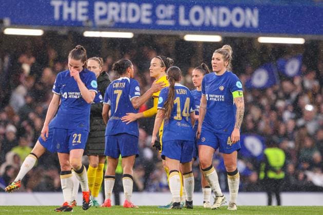 Chelsea Women v FC Barcelona, Barca Women UEFA Womens Champions League Chelsea Women congratulate Lucy Bronze of FC Barcelona Women after the UEFA Womens Champions League Semi-final Second Leg match at Stamford Bridge, London Copyright: xChrisxMyattx FIL-20094-0085 UK Newspapers OUT