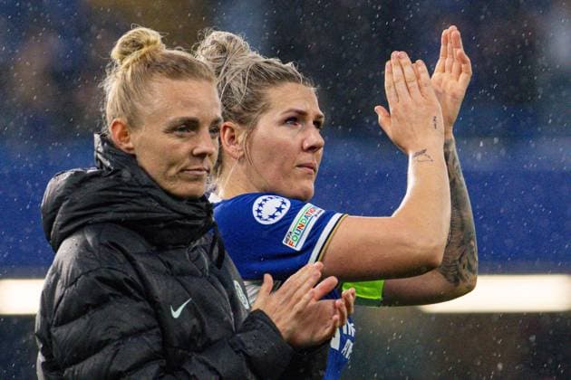 Chelsea Women v FC Barcelona, Barca Women UEFA Womens Champions League Millie Bright and Sophie Ingle of Chelsea Women applauds the crowd after the UEFA Womens Champions League Semi-final Second Leg match at Stamford Bridge, London Copyright: xChrisxMyattx FIL-20094-0090 UK Newspapers OUT