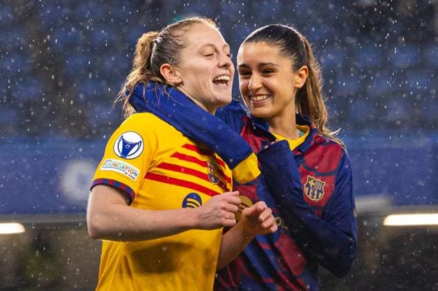 Chelsea Women v FC Barcelona, Barca Women UEFA Womens Champions League Keira Walsh and Jana Fernandez of FC Barcelona Women hug and smile after the UEFA Womens Champions League Semi-final Second Leg match at Stamford Bridge, London Copyright: xChrisxMyattx FIL-20094-0098 UK Newspapers OUT