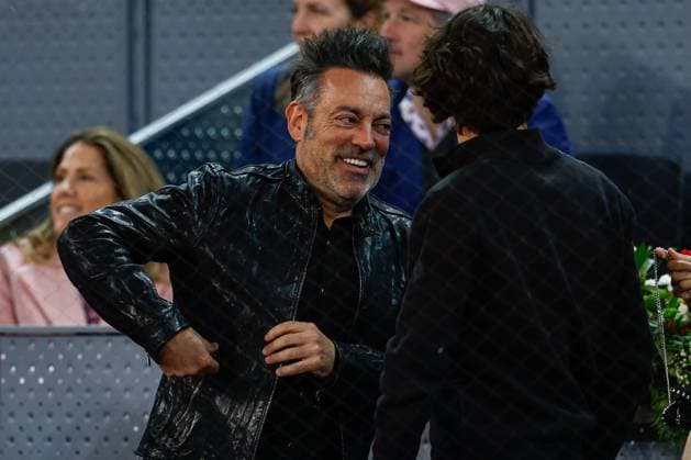 April 27, 2024, Madrid, Madrid, SPAIN: Manuel Quijano, singer of Cafe Quijano, looks on during the match between Coco Gaulf of USA and Dayana Yastremska of Ukraine during the Mutua Madrid Open 2024, ATP, Tennis Herren Masters 1000 and WTA, Tennis Damen 1000, tournament celebrated at Caja Magica on April 27, 2024 in Madrid, Spain. Madrid SPAIN - ZUMAa181 20240427_zaa_a181_153 Copyright: xIrinaxR.xHipolitox