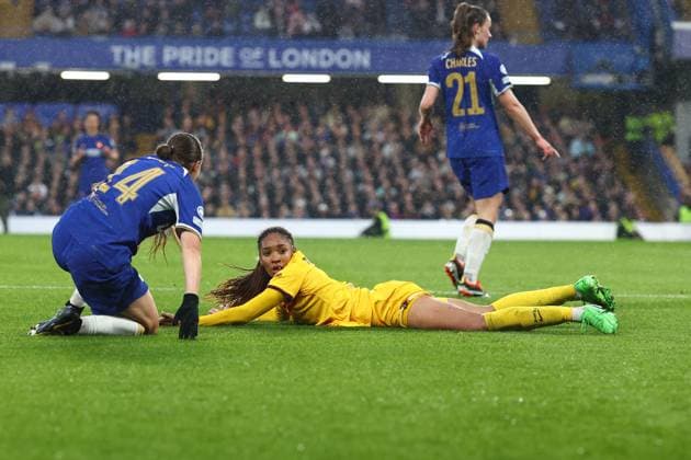 Chelsea v Barcelona Women 27 April 2024, London- UEFA Women™s Champions League, Semi-Final, Second Leg - Chelsea v Barcelona Women - Salma Paralluelo of Barcelona looks up from the ground - Photo: Charlotte Wilson Offside. London UK Copyright: xCharlottexWilsonx xOffsidexOffside
