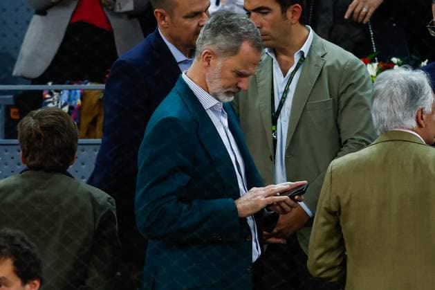 April 27, 2024, Madrid, Madrid, SPAIN: King Felipe VI of Spain looks on during the match between Rafael Nadal of Spain and Alex de Minaur of Australia during the Mutua Madrid Open 2024, ATP, Tennis Herren Masters 1000 and WTA, Tennis Damen 1000, tournament celebrated at Caja Magica on April 27, 2024 in Madrid, Spain. Madrid SPAIN - ZUMAa181 20240427_zaa_a181_180 Copyright: xIrinaxR.xHipolitox