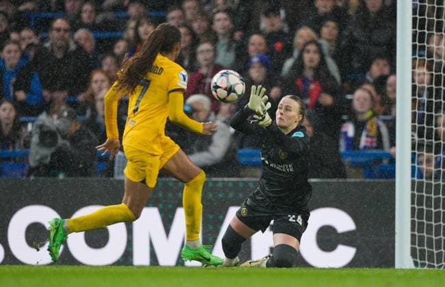 Chelsea Goalkeeper Hannah Hampton saves Chelsea Women v Barcelona Women, UEFA Women s CHampions League, Semi-final, Second Leg, Football, Stamford Bridge, London, UK - 27 Apr 2024  Copyright: xDavexShopland Shutterstockx 14451602z