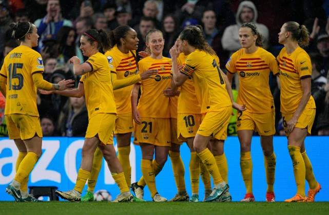Barcelona celebrate Fridolina Rolfo scoring 2nd goal from penalty Chelsea Women v Barcelona Women, UEFA Women s CHampions League, Semi-final, Second Leg, Football, Stamford Bridge, London, UK - 27 Apr 2024  Copyright: xDavexShopland Shutterstockx 14451602ar
