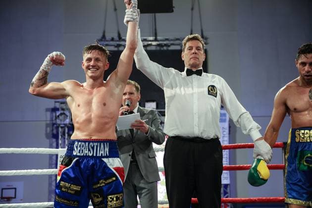 Bilder des Jahres 2024, Sport 04 April Sport Themen der Woche KW17 Sport Bilder des Tages Boxen: SLC Events, Hansestadt Hamburg schlägt zu!, Hamburg, 27.04.2024 Sebastian Formella (GER) - Sergio Dos Santos (BRA) *** Boxing SLC Events, Hanseatic City of Hamburg strikes , Hamburg, 27 04 2024 Sebastian Formella GER Sergio Dos Santos BRA