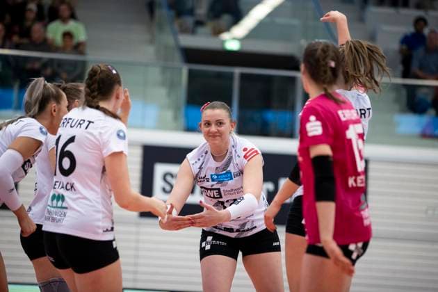 2. Bundesliga Frauen Pro: Schwarz-Weiss Erfurt vs. Stralsunder Wildcats; 27.04.2024 Tina De Groot ( 12; Schwarz-Weiss Erfurt) und Mannschaft 2. Bundesliga Frauen Pro: Schwarz-Weiss Erfurt vs. Stralsunder Wildcats; Riethsporthalle Erfurt; 27.04.2024 Copyright: xBEAUTIFULxSPORTS Duehringx