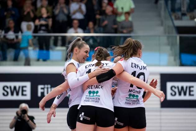 2. Bundesliga Frauen Pro: Schwarz-Weiss Erfurt vs. Stralsunder Wildcats; 27.04.2024 Jubel, Silvie Pavlová ( 4; Schwarz-Weiss Erfurt) und Mannschaft 2. Bundesliga Frauen Pro: Schwarz-Weiss Erfurt vs. Stralsunder Wildcats; Riethsporthalle Erfurt; 27.04.2024 Copyright: xBEAUTIFULxSPORTS Duehringx
