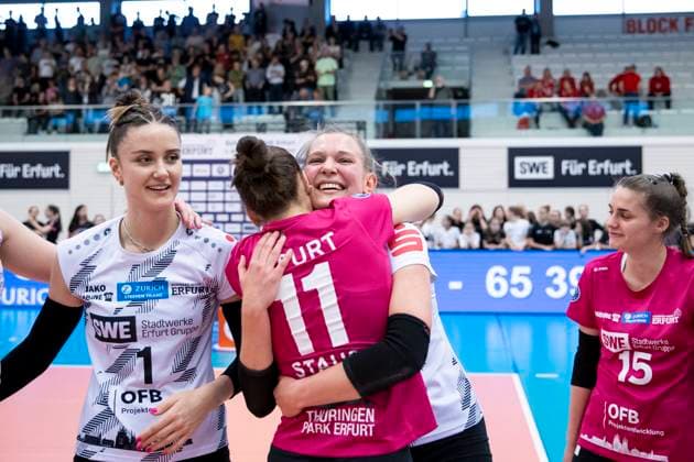 2. Bundesliga Frauen Pro: Schwarz-Weiss Erfurt vs. Stralsunder Wildcats; 27.04.2024 Mia Anna Stauß ( 11; Schwarz-Weiss Erfurt) und Pia Mohr ( 10; Schwarz-Weiss Erfurt) 2. Bundesliga Frauen Pro: Schwarz-Weiss Erfurt vs. Stralsunder Wildcats; Riethsporthalle Erfurt; 27.04.2024 Copyright: xBEAUTIFULxSPORTS Duehringx