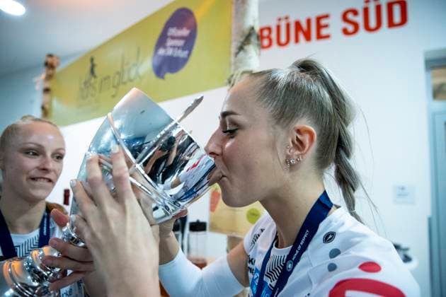 2. Bundesliga Frauen Pro: Schwarz-Weiss Erfurt vs. Stralsunder Wildcats; 27.04.2024 Silvie Pavlová ( 4; Schwarz-Weiss Erfurt) trinkt aus dem Pokal 2. Bundesliga Frauen Pro: Schwarz-Weiss Erfurt vs. Stralsunder Wildcats; Riethsporthalle Erfurt; 27.04.2024 Copyright: xBEAUTIFULxSPORTS Duehringx