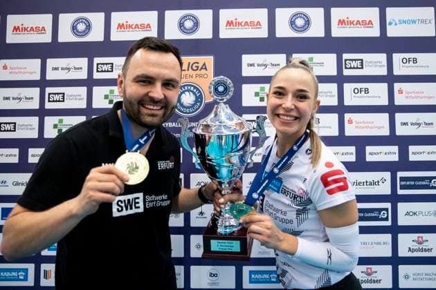 2. Bundesliga Frauen Pro: Schwarz-Weiss Erfurt vs. Stralsunder Wildcats; 27.04.2024 Mateusz Zarczynski (Trainer; Schwarz-Weiss Erfurt) und Silvie Pavlová ( 4; Schwarz-Weiss Erfurt) 2. Bundesliga Frauen Pro: Schwarz-Weiss Erfurt vs. Stralsunder Wildcats; Riethsporthalle Erfurt; 27.04.2024 Copyright: xBEAUTIFULxSPORTS Duehringx