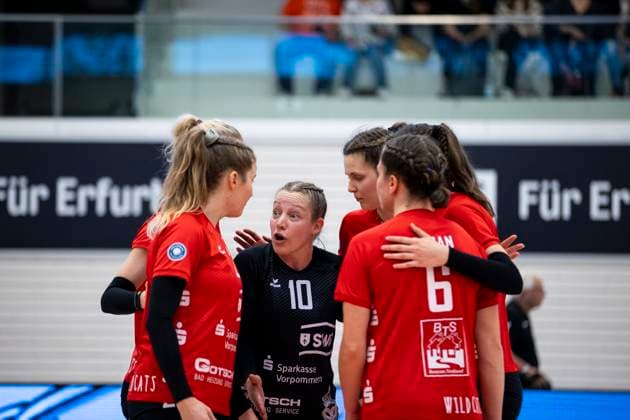 2. Bundesliga Frauen Pro: Schwarz-Weiss Erfurt vs. Stralsunder Wildcats; 27.04.2024 Sabrina Dommaschke ( 10; Stralsunder Wildcats) und Mannschaft 2. Bundesliga Frauen Pro: Schwarz-Weiss Erfurt vs. Stralsunder Wildcats; Riethsporthalle Erfurt; 27.04.2024 Copyright: xBEAUTIFULxSPORTS Duehringx