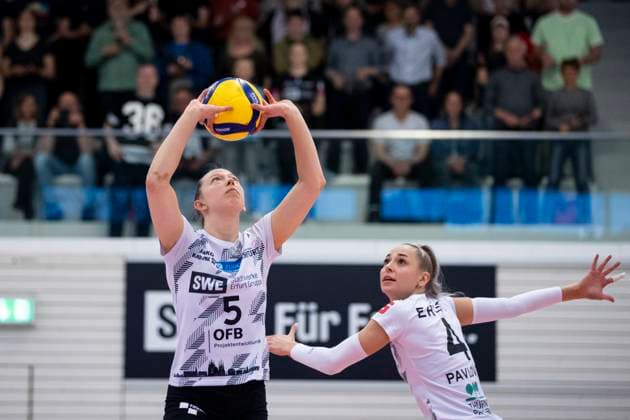 2. Bundesliga Frauen Pro: Schwarz-Weiss Erfurt vs. Stralsunder Wildcats; 27.04.2024 Isabella Noble ( 5; Schwarz-Weiss Erfurt) und Silvie Pavlová ( 4; Schwarz-Weiss Erfurt) 2. Bundesliga Frauen Pro: Schwarz-Weiss Erfurt vs. Stralsunder Wildcats; Riethsporthalle Erfurt; 27.04.2024 Copyright: xBEAUTIFULxSPORTS Duehringx