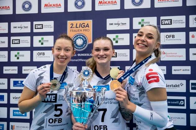 2. Bundesliga Frauen Pro: Schwarz-Weiss Erfurt vs. Stralsunder Wildcats; 27.04.2024 von links, Isabella Noble ( 5; Schwarz-Weiss Erfurt), Ashlyn Maye Blotzer ( 7; Schwarz-Weiss Erfurt) und Silvie Pavlová ( 4; Schwarz-Weiss Erfurt) 2. Bundesliga Frauen Pro: Schwarz-Weiss Erfurt vs. Stralsunder Wildcats; Riethsporthalle Erfurt; 27.04.2024 Copyright: xBEAUTIFULxSPORTS Duehringx