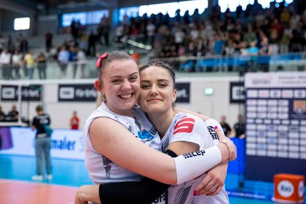 2. Bundesliga Frauen Pro: Schwarz-Weiss Erfurt vs. Stralsunder Wildcats; 27.04.2024 Tina De Groot ( 12; Schwarz-Weiss Erfurt) (links) und Alina Zellin ( 1; Schwarz-Weiss Erfurt) 2. Bundesliga Frauen Pro: Schwarz-Weiss Erfurt vs. Stralsunder Wildcats; Riethsporthalle Erfurt; 27.04.2024 Copyright: xBEAUTIFULxSPORTS Duehringx
