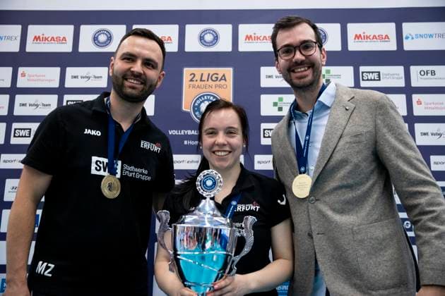 2. Bundesliga Frauen Pro: Schwarz-Weiss Erfurt vs. Stralsunder Wildcats; 27.04.2024 Mateusz Zarczynski (Trainer; Schwarz-Weiss Erfurt), Rebekka Schneider (Co-Trainer; Schwarz-Weiss Erfurt) und -Florian Völker (Geschäftsführer) (von links) 2. Bundesliga Frauen Pro: Schwarz-Weiss Erfurt vs. Stralsunder Wildcats; Riethsporthalle Erfurt; 27.04.2024 Copyright: xBEAUTIFULxSPORTS Duehringx