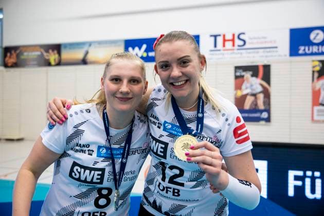 2. Bundesliga Frauen Pro: Schwarz-Weiss Erfurt vs. Stralsunder Wildcats; 27.04.2024 Sina Stöckmann ( 8; Schwarz-Weiss Erfurt) (links) und Tina De Groot ( 12; Schwarz-Weiss Erfurt) 2. Bundesliga Frauen Pro: Schwarz-Weiss Erfurt vs. Stralsunder Wildcats; Riethsporthalle Erfurt; 27.04.2024 Copyright: xBEAUTIFULxSPORTS Duehringx