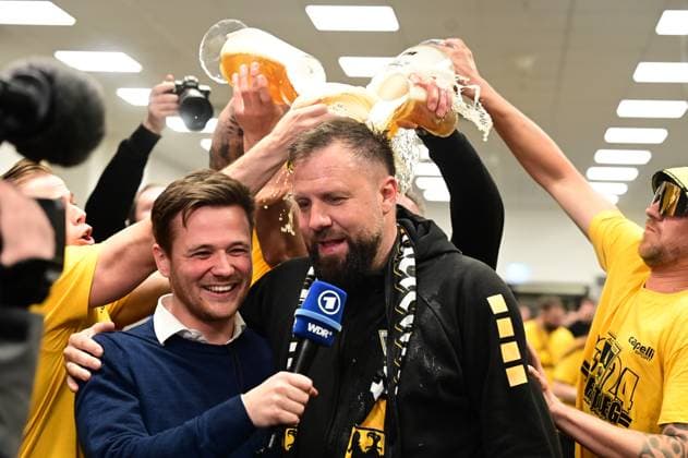 Regionalliga West - Alemannia Aachen - FC Bocholt am 27.04.2024 im Tivoli n in Aachen Alemannia Aachen steigt in die 3. Liga auf. Trainer Heiner Backhaus (Aachen) mit einer Bierdusche nach dem Spiel. *** Regionalliga West Alemannia Aachen FC Bocholt on 27 04 2024 at the Tivoli n in Aachen Alemannia Aachen promoted to the 3 Liga Coach Heiner Backhaus Aachen with a beer shower after the game MT