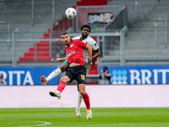 Ivan Prtajin (SV Wehen Wiesbaden, 18) im Zweikampf mit Gideon Jung (SpVgg Greuther Fuerth, 23), GER, SV Wehen Wiesbaden vs. SpVgg Greuther Fuerth, Fussball, 2. Bundesliga, 31. Spieltag, Spielzeit 2023 2024, 28.04.2024 DFL REGULATIONS PROHIBIT ANY USE OF PHOTOGRAPHS AS IMAGE SEQUENCES AND OR QUASI-VIDEO GER, SV Wehen Wiesbaden vs. SpVgg Greuther Fuerth, Fussball, 2. Bundesliga, 31. Spieltag, Spielzeit 2023 2024, 28.04.2024 Wiesbaden