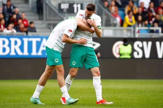 28.04.2024, xavx, Fussball 2.Bundesliga, SV Wehen Wiesbaden - SpVgg Greuther Fuerth emspor, v.l. Branimir Hrgota (SpVgg Greuther Fürth) celebrate the goal, Der Torjubel zum 2:1 (DFL DFB REGULATIONS PROHIBIT ANY USE OF PHOTOGRAPHS as IMAGE SEQUENCES and or QUASI-VIDEO) Wiesbaden