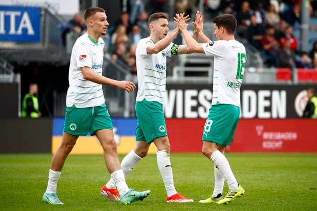 28.04.2024, xavx, Fussball 2.Bundesliga, SV Wehen Wiesbaden - SpVgg Greuther Fuerth emspor, v.l. Branimir Hrgota (SpVgg Greuther Fürth) celebrate the goal, Der Torjubel zum 2:1 (DFL DFB REGULATIONS PROHIBIT ANY USE OF PHOTOGRAPHS as IMAGE SEQUENCES and or QUASI-VIDEO) Wiesbaden