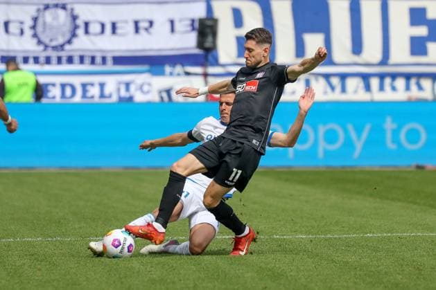 28.04.2024, xgox, Fussball 2.Bundesliga, 1.FC Magdeburg - VfL Osnabrueck emspor, v.l. Tobias Müller (Magdeburg, 21), Charalambos Makridis (Osnabrueck, 11) Zweikampf, Duell, Kampf, tackle (DFL DFB REGULATIONS PROHIBIT ANY USE OF PHOTOGRAPHS as IMAGE SEQUENCES and or QUASI-VIDEO) Magdeburg