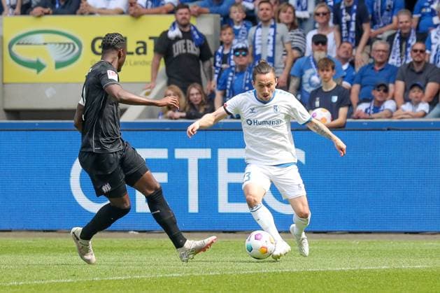 28.04.2024, xgox, Fussball 2.Bundesliga, 1.FC Magdeburg - VfL Osnabrueck emspor, v.l. Maxwell Gyamfi (Osnabrueck, 4), Baris Atik (Magdeburg, 23) Zweikampf, Duell, Kampf, tackle (DFL DFB REGULATIONS PROHIBIT ANY USE OF PHOTOGRAPHS as IMAGE SEQUENCES and or QUASI-VIDEO) Magdeburg
