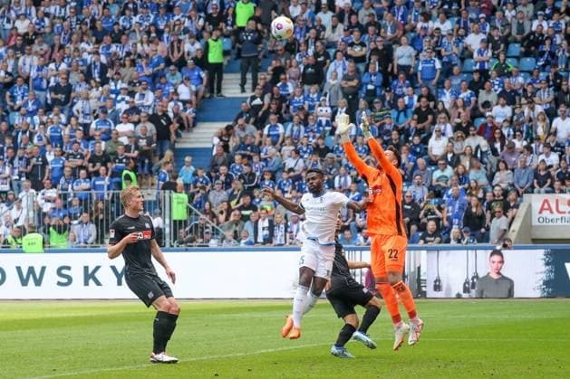 28.04.2024, xgox, Fussball 2.Bundesliga, 1.FC Magdeburg - VfL Osnabrueck emspor, v.l. Philipp Kühn (Osnabrueck, 22) Parade, haelt den Ball, faengt den Ball, pariert (DFL DFB REGULATIONS PROHIBIT ANY USE OF PHOTOGRAPHS as IMAGE SEQUENCES and or QUASI-VIDEO) Magdeburg