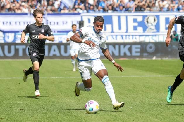 28.04.2024, xgox, Fussball 2.Bundesliga, 1.FC Magdeburg - VfL Osnabrueck emspor, v.l. Bryan Teixeira (Magdeburg, 8) am Ball, plays the ball (DFL DFB REGULATIONS PROHIBIT ANY USE OF PHOTOGRAPHS as IMAGE SEQUENCES and or QUASI-VIDEO) Magdeburg