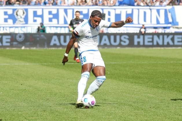 28.04.2024, xgox, Fussball 2.Bundesliga, 1.FC Magdeburg - VfL Osnabrueck emspor, v.l. Bryan Teixeira (Magdeburg, 8) am Ball, plays the ball (DFL DFB REGULATIONS PROHIBIT ANY USE OF PHOTOGRAPHS as IMAGE SEQUENCES and or QUASI-VIDEO) Magdeburg