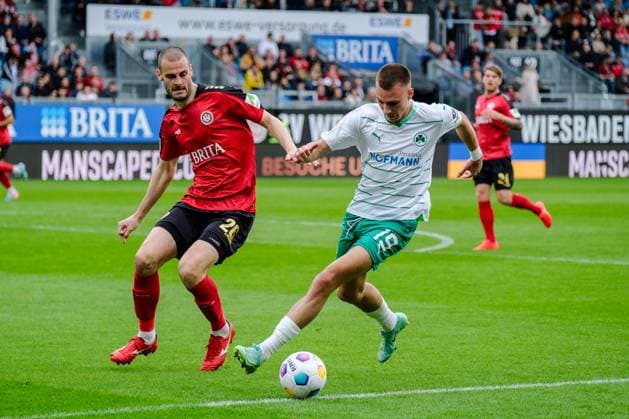 Aleksandar Vukotic (SV Wehen Wiesbaden, 26) im Zweikampf mit Tim Lemperle (SpVgg Greuther Fuerth, 19), GER, SV Wehen Wiesbaden vs. SpVgg Greuther Fuerth, Fussball, 2. Bundesliga, 31. Spieltag, Spielzeit 2023 2024, 28.04.2024 DFL REGULATIONS PROHIBIT ANY USE OF PHOTOGRAPHS AS IMAGE SEQUENCES AND OR QUASI-VIDEO GER, SV Wehen Wiesbaden vs. SpVgg Greuther Fuerth, Fussball, 2. Bundesliga, 31. Spieltag, Spielzeit 2023 2024, 28.04.2024 Wiesbaden