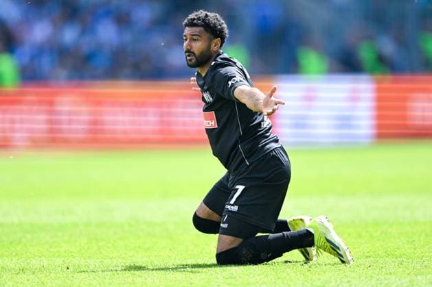 2. Bundesliga - 1. FC Magdeburg - VfL Osnabrück am 28.04.2024 in der MDCC-Arena in Magdeburg Noel Niemann (Osnabrück) im Zweikampf gegen 8 Bryan Teixeira (Magdeburg)