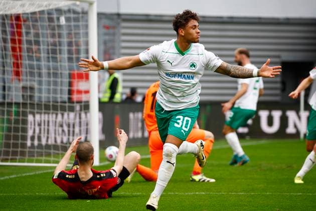 28.04.2024, xavx, Fussball 2.Bundesliga, SV Wehen Wiesbaden - SpVgg Greuther Fuerth emspor, v.l. Armindo Sieb (SpVgg Greuther Fürth) celebrate the goal, Der Torjubel zum 2:2 (DFL DFB REGULATIONS PROHIBIT ANY USE OF PHOTOGRAPHS as IMAGE SEQUENCES and or QUASI-VIDEO) Wiesbaden