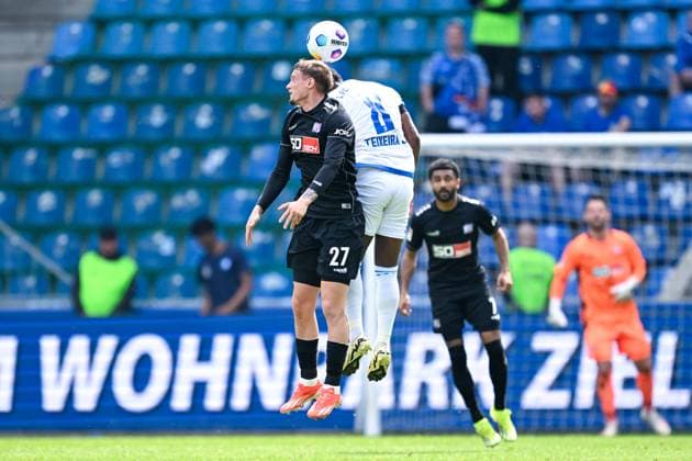 2. Bundesliga - 1. FC Magdeburg - VfL Osnabrück am 28.04.2024 in der MDCC-Arena in Magdeburg MickaÃ«l Michael Cuisance (Osnabrueck) im Zweikampf gegen