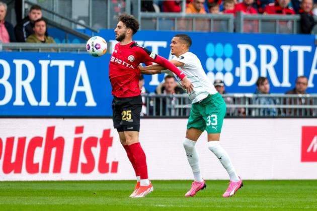 Nikolas Agrafiotis (SV Wehen Wiesbaden, 25) im Zweikampf mit Maximilian Dietz (SpVgg Greuther Fuerth, 33) GER, SV Wehen Wiesbaden vs. SpVgg Greuther Fuerth, Fussball, 2. Bundesliga, 31. Spieltag, Spielzeit 2023 2024, 28.04.2024 DFL REGULATIONS PROHIBIT ANY USE OF PHOTOGRAPHS AS IMAGE SEQUENCES AND OR QUASI-VIDEO GER, SV Wehen Wiesbaden vs. SpVgg Greuther Fuerth, Fussball, 2. Bundesliga, 31. Spieltag, Spielzeit 2023 2024, 28.04.2024 Wiesbaden