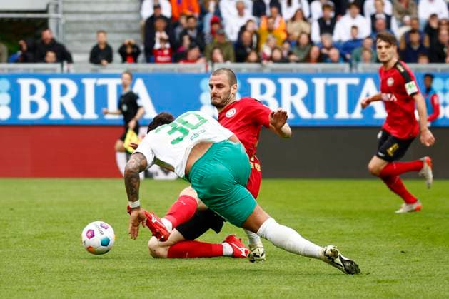 28.04.2024, xavx, Fussball 2.Bundesliga, SV Wehen Wiesbaden - SpVgg Greuther Fuerth emspor, v.l. Armindo Sieb (SpVgg Greuther Fürth) Goal scored, erzielt das Tor zum 2:3, Aleksandar Vukotic (SV Wehen Wiesbaden) (DFL DFB REGULATIONS PROHIBIT ANY USE OF PHOTOGRAPHS as IMAGE SEQUENCES and or QUASI-VIDEO) Wiesbaden