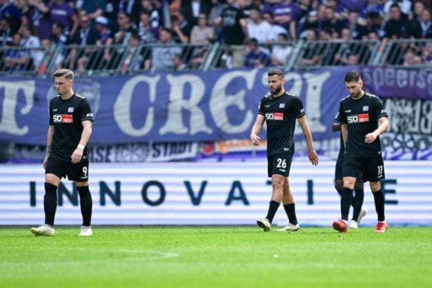 2. Bundesliga - 1. FC Magdeburg - VfL Osnabrück am 28.04.2024 in der MDCC-Arena in Magdeburg Erik Engelhardt (Osnabrueck) und Dave Gnaase (Osnabrueck) u1